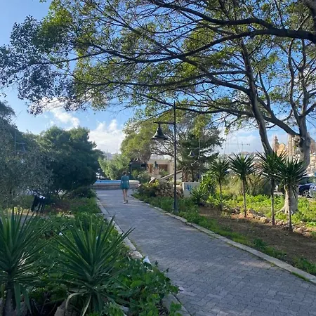 Apartment Spacious, Fully Equipped 4br In Pieta With Wifi & Ac By 360 Estates