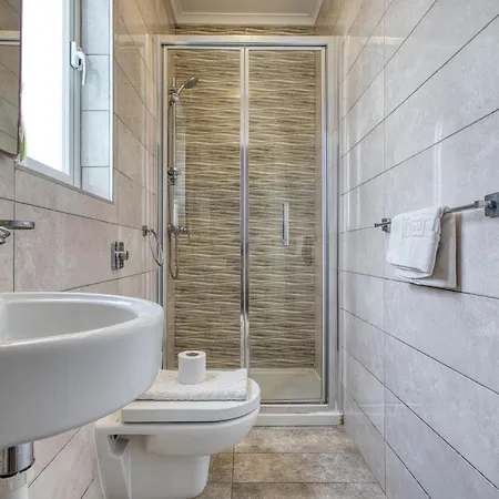 Apartment Spacious, Fully Equipped 4br In Pieta With Wifi & Ac By 360 Estates