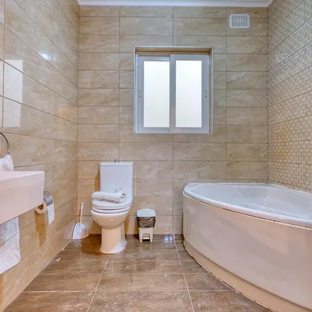 Apartment Spacious, Fully Equipped 4br In Pieta With Wifi & Ac By 360 Estates
